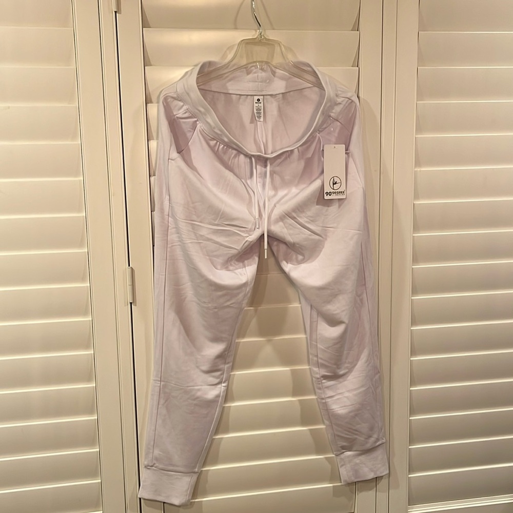 Men’s size large yoga/ jogger pants in white